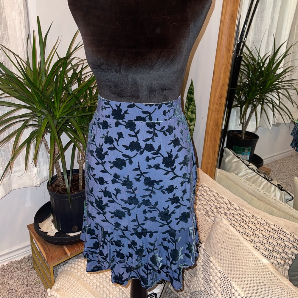Plus size velvet mini skirt.